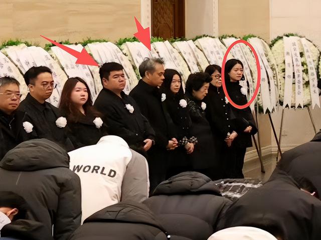 杨振宁葬礼，翁帆和子女现身只是看点之一，清华还宣布一重要决定