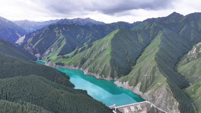 甘肃民乐：祁连山下林海苍翠茂密 湖水翠绿欲滴