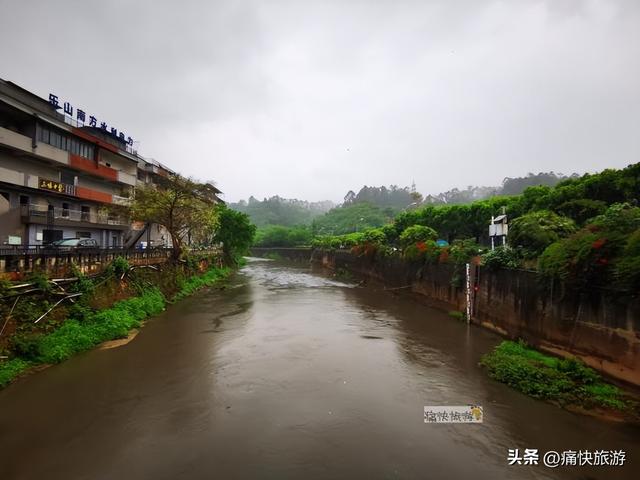 雨中漫步乐山城