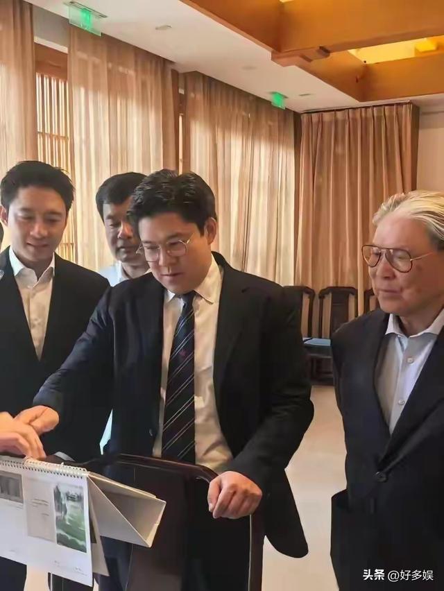 霍震霆父子三人现身北京，霍启刚温润如谦谦君子，霍启山帅气逼人