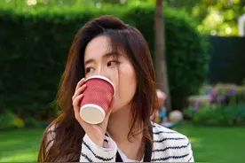 刘亦菲晒春日野餐随拍照 草地上怀抱猫咪松弛舒适图片