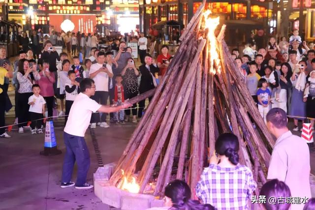 共点篝火、三县狂欢！7.18→8.20！建水、元阳、石屏彝族火把节狂欢指南，每日精彩不重样