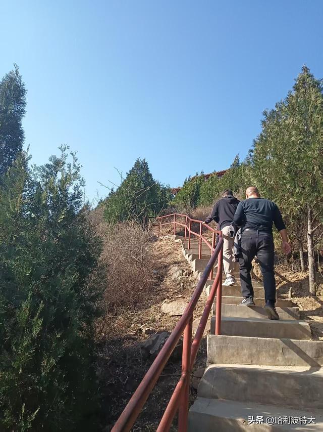 怒征西山公园，立在539.8米的顶峰