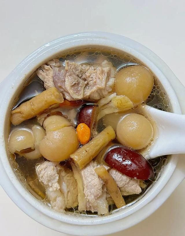 冬天给家人喝扶正汤，甲流来袭，每周喝两次，邪气来了也不怕。