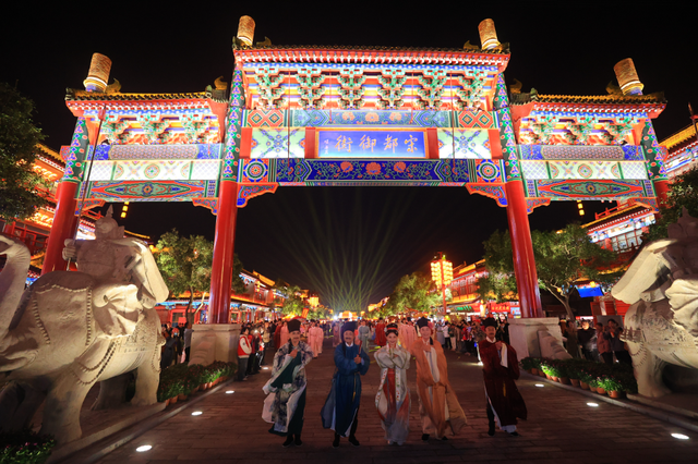 逛出新体验，“情绪消费”激发街区活力