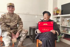 92岁志愿军老战士，将他从美军手中缴获的水杯捐出来了……图片