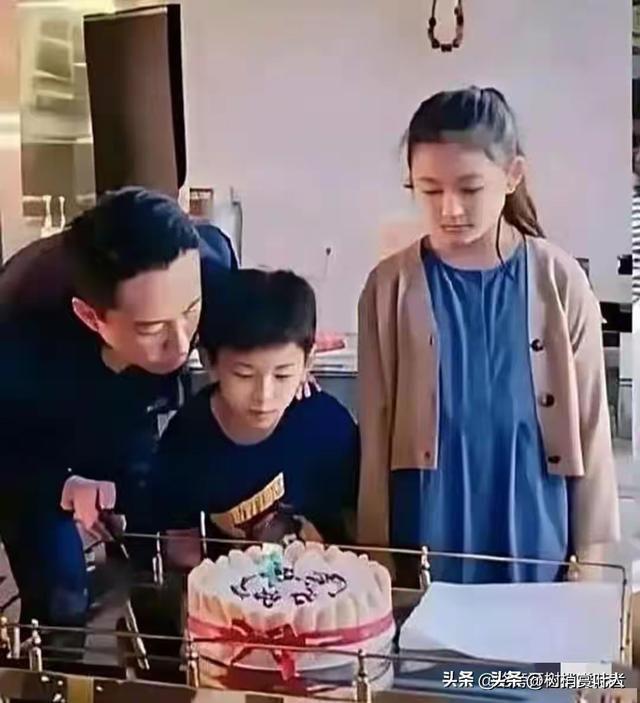 小玥儿一睁眼就让人心软 脸像极了她妈大s 连笑起来弧度都一模一样