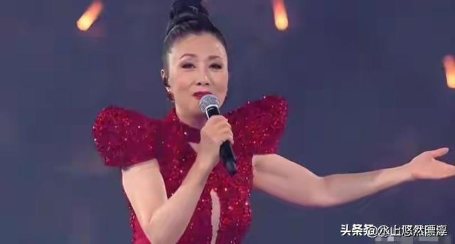 78岁连路都走不稳还开演唱会	，全网骂声一片，她却扬言回馈粉丝