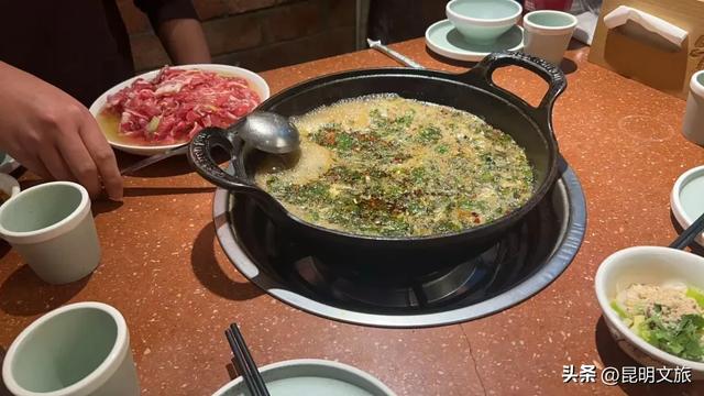 一半鸥气，一半锅气！立冬赴昆暗号：追完红嘴鸥就来顿火锅！下班就去~