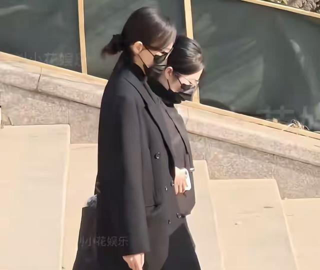 唐嫣送公公骨灰上车！罗晋捧遗像，亲友透露：唐嫣一直搀扶着罗晋