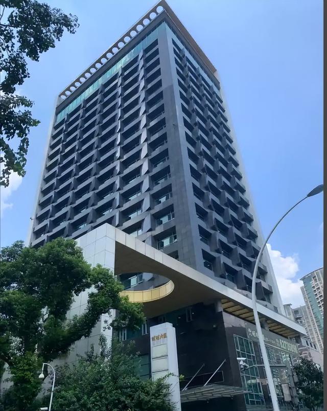 奢靡淫逸的白马会所：性交易泛滥，让富婆挥金如土，最终一夜覆灭