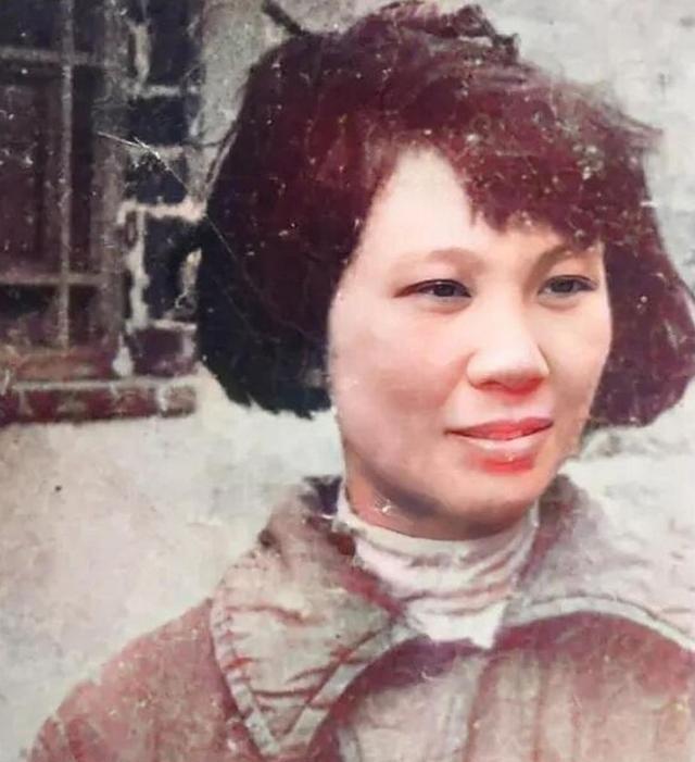 挖出了戴手铐的女遗骨，鉴定后确定，她便是中央苦苦寻找的人！