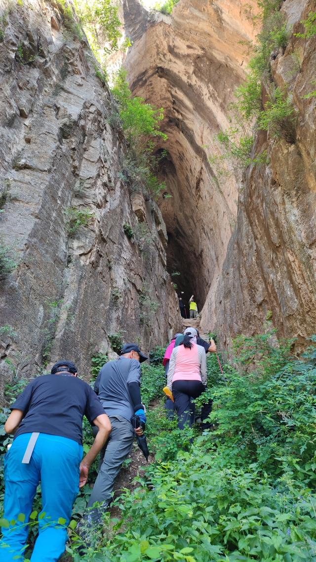 山西太行山中藏着一只天眼，当地人称老雕窝，驴友叫它天门洞