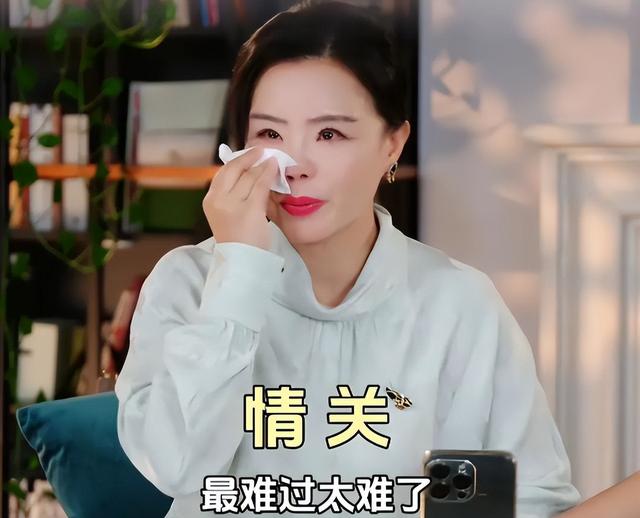 龚琳娜离婚前卑微得可怕：独守空房5年，模仿小三送礼物讨好前夫
