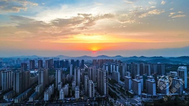 湖北赤壁：多彩霞光 如梦似幻