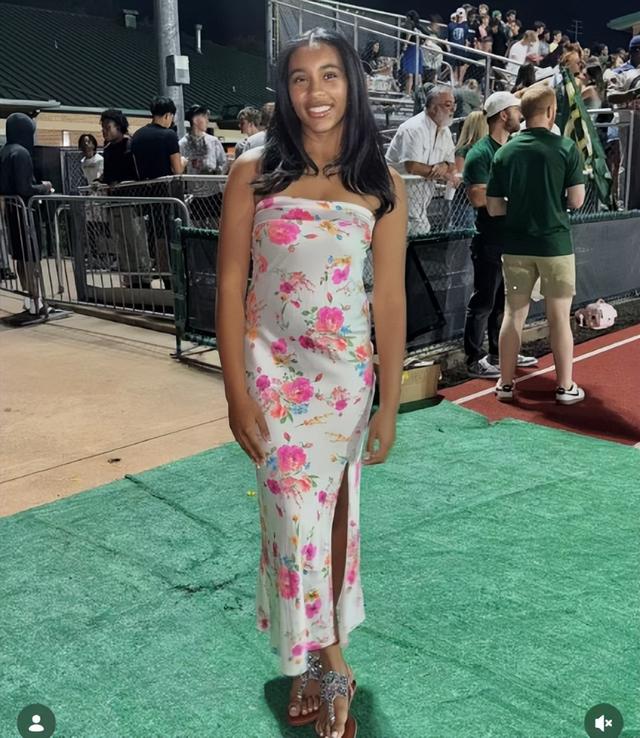 麦迪一家庆祝圣诞，夫妻感情好，女儿大学毕业，儿子也爱篮球