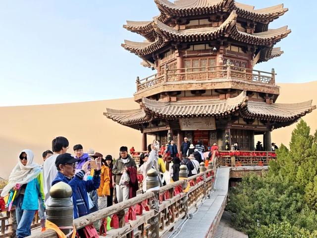 双节同庆，欢乐满溢！鸣沙山月牙泉再现文旅热潮