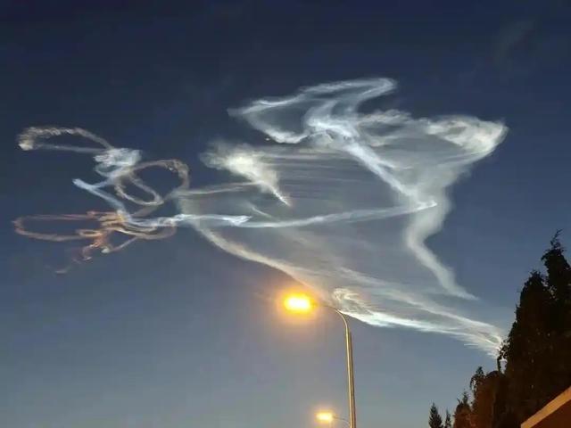 飞机遭遇银色不明飞行物，悬在半空中，离机翼很近