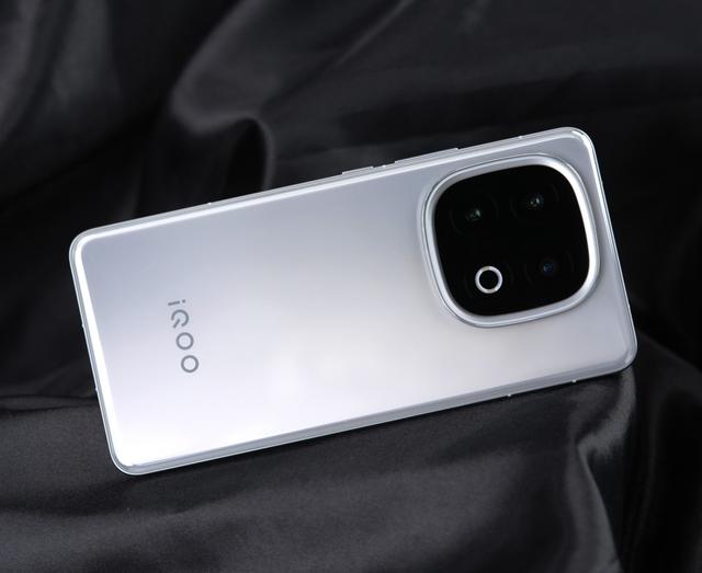 iQOO 15与真我GT8 Pro均再次被确认：十月登场，谁会上更胜一筹？