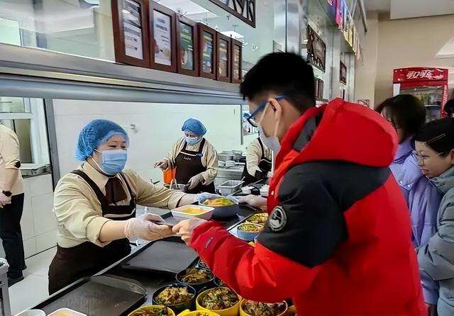 北京下死命令了：在2027年底前，所有中小学必须告别“校外配餐”