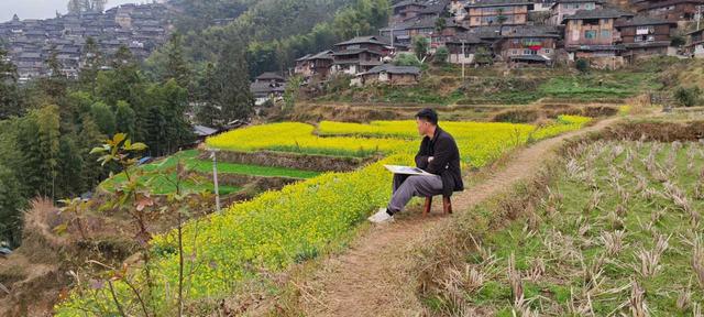 到贵州岜沙苗寨去看油菜花