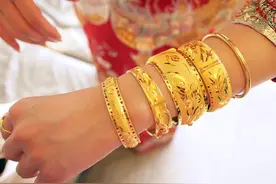 爱金饰品的女人图片