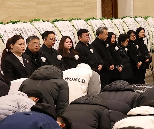 杨振宁追悼会曝光！墓外排百米长队，翁帆眼哭肿了，三子神情哀痛