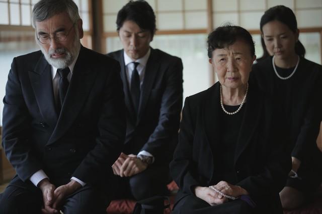 1980年八宝山追悼会：骨灰盒里为何只放一副破眼镜？