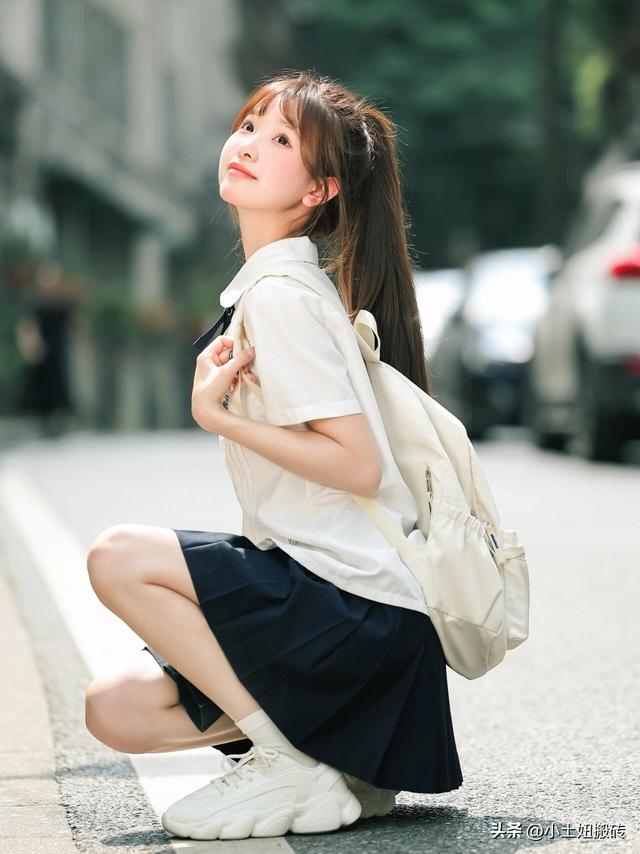 甘肃兰州一校花，楚楚动人，倾国倾城	，这气质堪称校园天花板