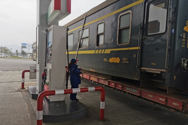 速度慢的绿皮火车，为何没被高铁淘汰？内燃机车永远无法被取代