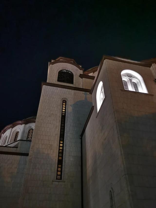 塞尔维亚，老贝城的圣萨瓦大教堂，马赛克壁画把金色用到极致典雅