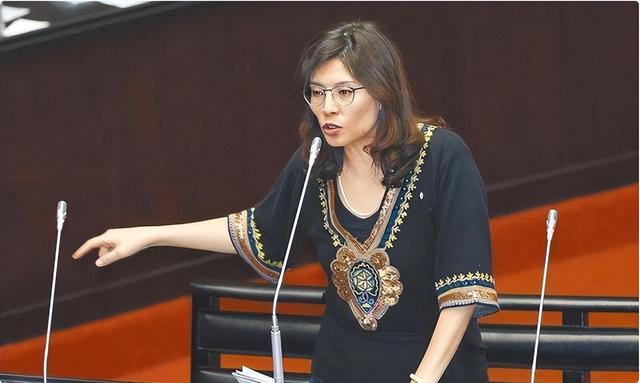 国民党改选，郑丽文暂排第一，不料郑丽文却说：我目标是不统不独
