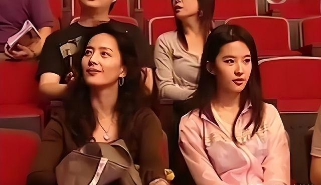 刘亦菲母亲刘晓莉：今66岁仍单身，身材傲人，长得比女儿还漂亮