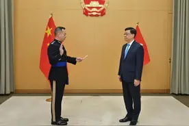 国务院任命平息“理大暴动”功臣周一鸣为香港警队新“一哥”，数百同袍列队欢送前一哥萧泽颐光荣退休！图片