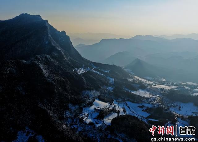陇南徽县: 初雪映湖光 山水藏冬韵