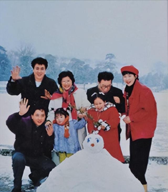 1993年，李鹏总理与夫人朱琳，北京家中唱卡拉OK，非常罕见的留影