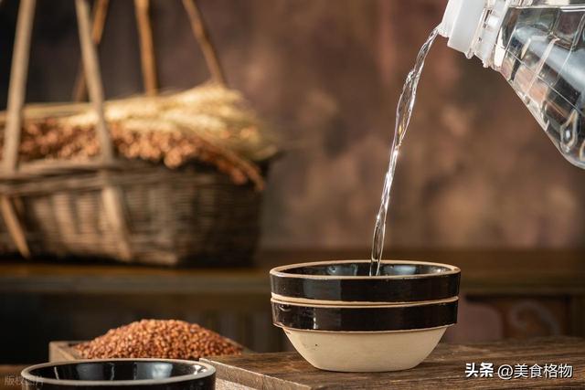 白酒“热着喝”和“凉着喝”差别很大，学会正确喝法，不容易上头