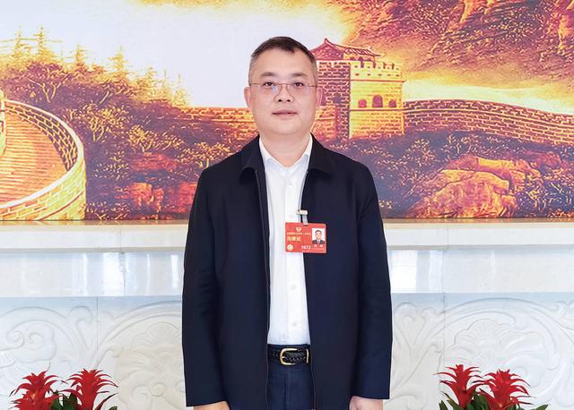 宗馥莉毕业即入职，同为二代，福耀玻璃曹晖，为什么熬30年才接班