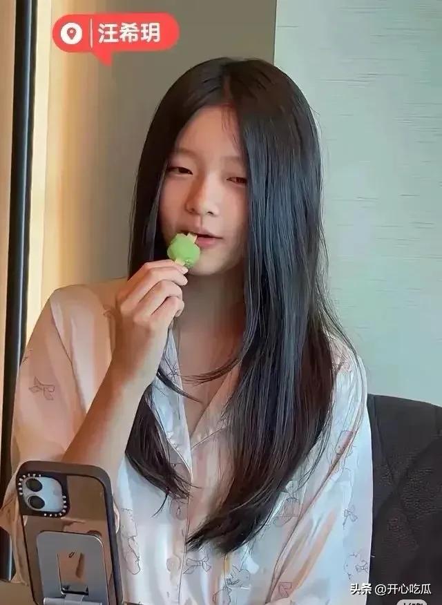 小玥玥和小箖箖街头骑车散步，爸爸推姐弟俩荡秋千，玩得太开心了