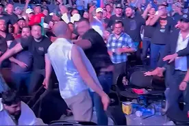 UFC现场发生群殴！一观众KO两人，白大拿称：太疯狂！图片