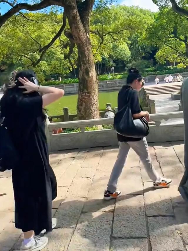 57岁邱淑贞游普陀山被偶遇，身材娇小苗条，打扮低调女神气质依然