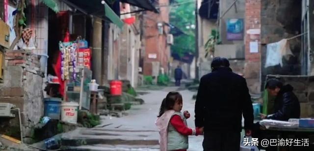 重庆藏着一座被称为“小香港”的良心古镇，人口超过城口县