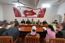 走村入户 武汉蔡甸交警持续开展“一盔一带”安全守护行动图片