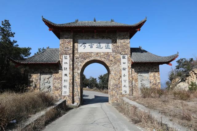 巍巍回龙山，灼灼资兴景