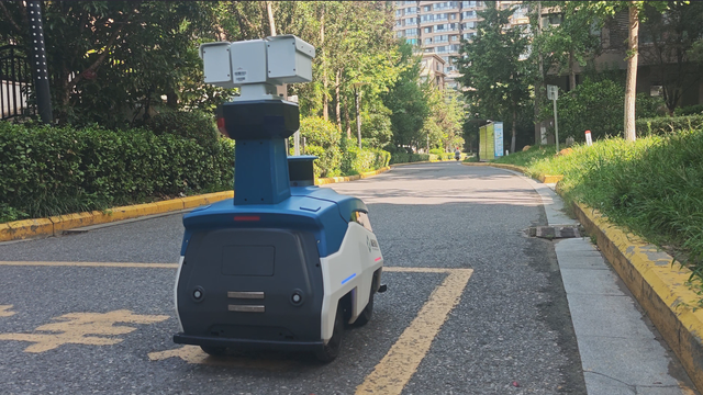 让乱停车、垃圾堆难题彻底退场！银杏苑小区的安保巡检机器人