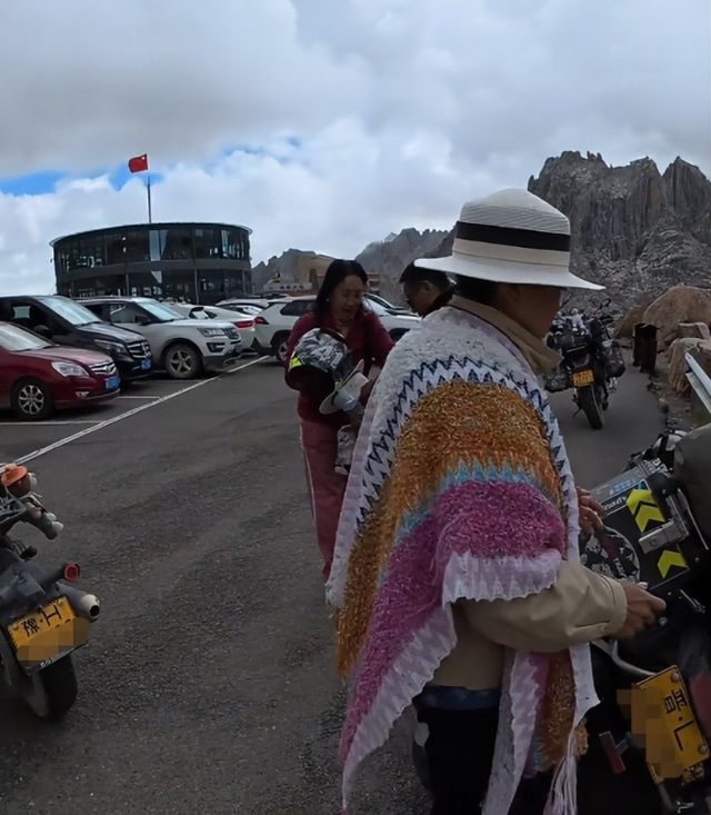 东北大妈进藏旅游，私自骑路边价值20万摩托，翻车后逃逸 拉黑车主