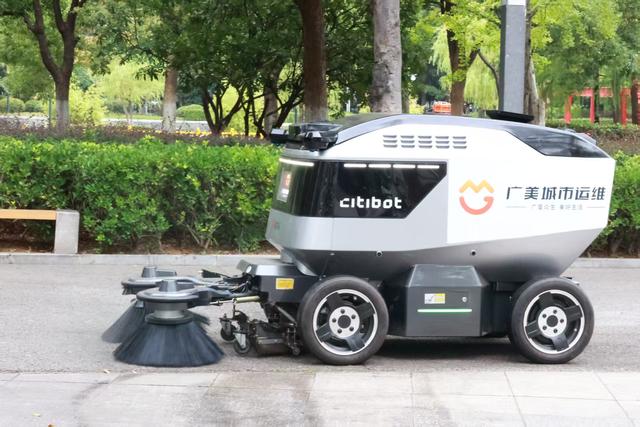 科技赋能环卫升级！武汉站智能无人扫地机正式“上岗”