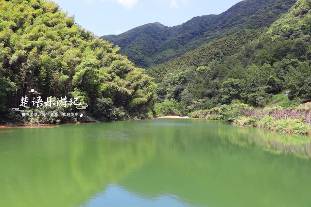 浙江宁波这个古村藏于山谷，千年古寺与清溪相对而居，幽静古朴