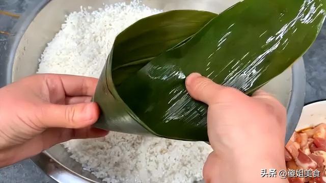 煮粽子，别光会用清水煮，牢记多放2种料，粽子软糯，营养不流失