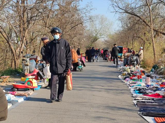 记录德州:岔河河堤上的大集,人山人海,异常热闹